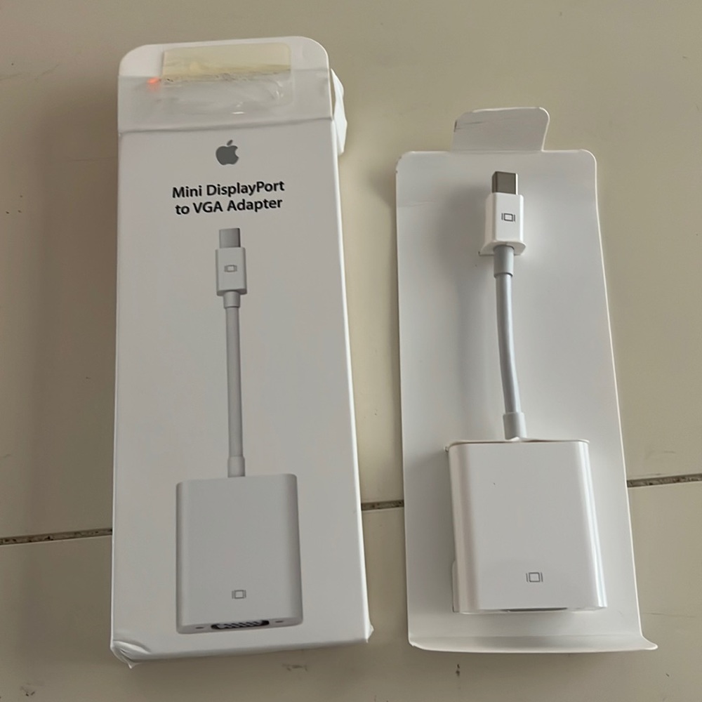 NIB Apple DisplayPort to VGA adapter